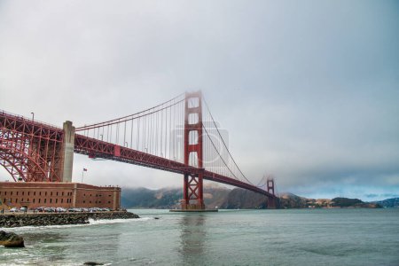 Téléchargez les photos : Le Golden Gate Bridge par une journée brumeuse, San Francisco. - en image libre de droit