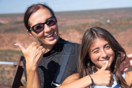Foto de Familia feliz visitando el Parque Nacional Kalbarri, Australia Occidental. - Imagen libre de derechos
