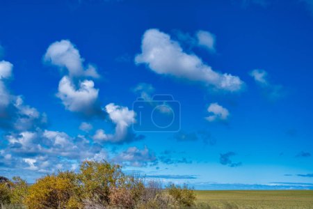 Téléchargez les photos : Ciel bleu avec nuages en Australie occidentale. - en image libre de droit