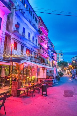 Téléchargez les photos : Sanremo, Italie - 2 janvier 2024 : Rues de la ville la nuit le long du port. - en image libre de droit