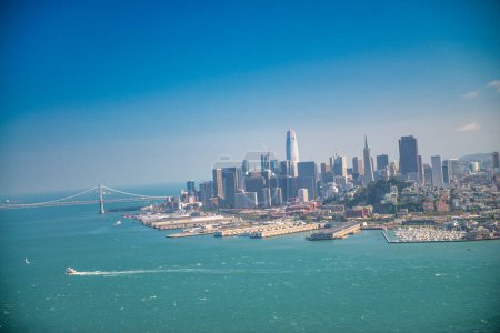 Téléchargez les photos : Vue aérienne du centre-ville de San Francisco par une journée ensoleillée, Californie. - en image libre de droit