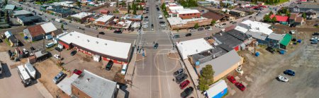 Téléchargez les photos : Yellowstone Ouest, Montana - 10 juillet 2019 : Vue aérienne des bâtiments et des rues de la ville. - en image libre de droit