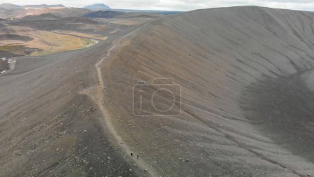 Foto de Myvatn, Islandia. Vista aérea del gran cráter del volcán Hverfjall, el cono de Tephra o el volcán Tuff ring en un día nublado. - Imagen libre de derechos