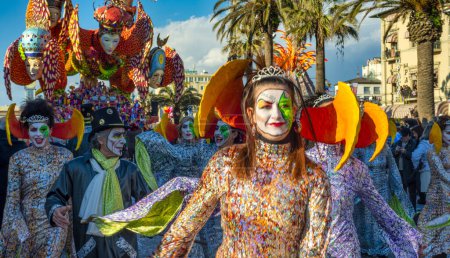 Téléchargez les photos : Viareggio, Italy - February 10, 2013: People with colorful costumes dancing on a Float at the famous Carnival parade. - en image libre de droit