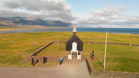 Foto de Vista aérea de la iglesia de Budir en Islandia. - Imagen libre de derechos