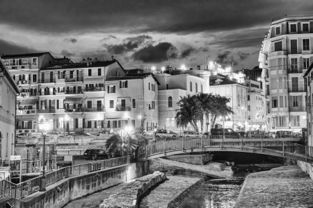 Téléchargez les photos : Sanremo, Italie - 2 janvier 2024 : Rues de la ville la nuit le long du port. - en image libre de droit