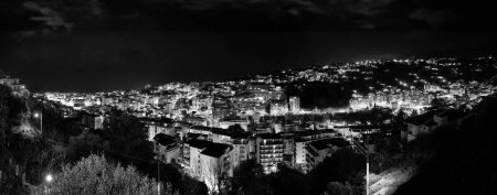 Foto de Vista aérea de la ciudad de Sanremo y colinas por la noche, Liguria - Italia. - Imagen libre de derechos