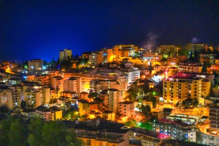 Téléchargez les photos : Vue aérienne nocturne de la belle ville de Sanremo, Italie. - en image libre de droit