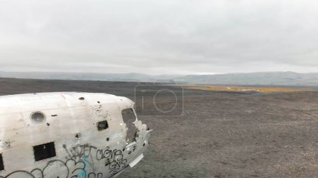 Téléchargez les photos : Vue aérienne du naufrage d'un avion de la marine américaine DC sur la plage noire de Solheimasandur. - en image libre de droit