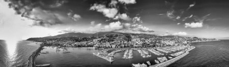 Téléchargez les photos : Sanremo, Italie. Vue aérienne du port et des toits de la ville par un après-midi ensoleillé - en image libre de droit