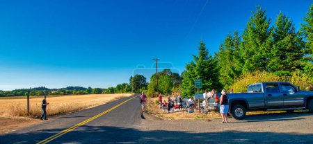 Téléchargez les photos : Sheridan, OR - 21 août 2017 : Les gens se préparent à l'éclipse solaire totale dans le parc du comté de Stuart Grenfell. - en image libre de droit