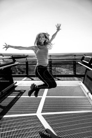 Téléchargez les photos : Joyeux jeune fille sautant sur un point de vue, visitant Kalbarri National Park, Australie occidentale. - en image libre de droit
