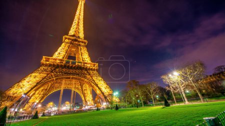 Téléchargez les photos : Paris, France. La Tour Eiffel est une attraction touristique majeure. - en image libre de droit