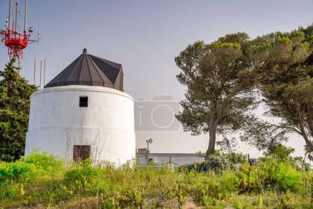 Foto de Molinos de viento blancos en Vejer de la Frontera, Andalucía - España - Imagen libre de derechos