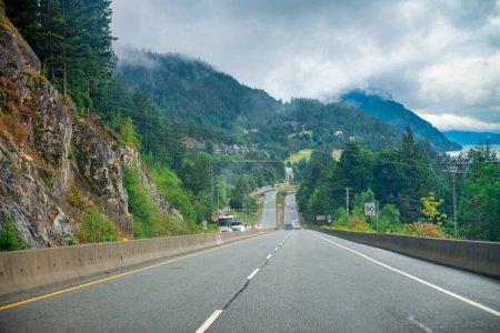Téléchargez les photos : Route vers Vancouver avec trafic - Canada. - en image libre de droit