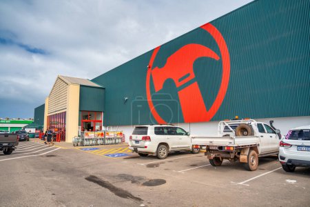 Foto de Beresford, Australia Occidental - 3 de septiembre de 2023: Bunnings Warehouse vista exterior. - Imagen libre de derechos
