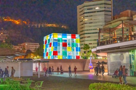 Téléchargez les photos : Malaga, Espagne - 14 avril 2023 : Le cube de verre coloré du Centre Pompidou Malaga la nuit. - en image libre de droit