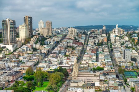 Téléchargez les photos : San Francisco, CA - 7 août 2017 : Rues et bâtiments de la ville par une matinée ensoleillée. - en image libre de droit