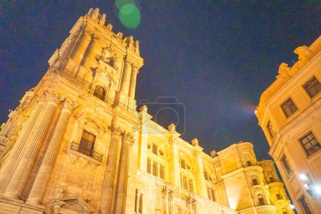 Téléchargez les photos : Vue de nuit de la cathédrale de Malaga, extérieur. - en image libre de droit