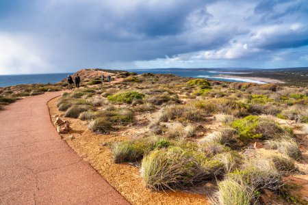 Téléchargez les photos : Kalbarri, Australie - 3 septembre 2023 : Sentier vers l'océan dans le parc national de Kalbarri. - en image libre de droit