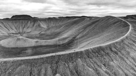 Téléchargez les photos : Myvatn, Islande. Vue aérienne du grand cratère du volcan Hverfjall, du cône de Tephra ou du volcan Tuff Ring le jour couvert. - en image libre de droit