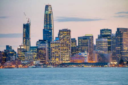 Téléchargez les photos : Skyline de San Francisco la nuit, Californie. - en image libre de droit