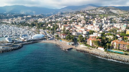 Foto de Sanremo, Italia. Vista aérea del puerto de la ciudad y el horizonte en una tarde soleada - Imagen libre de derechos