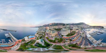 Foto de Montecarlo. Vista aérea panorámica del horizonte de Mónaco al atardecer. Imágenes esféricas de 360 grados - Imagen libre de derechos