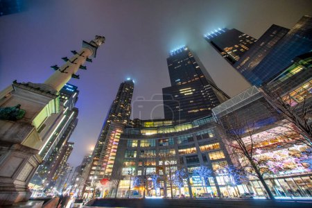 Téléchargez les photos : New York - 2 décembre 2018 : Les gratte-ciel Columbus Circle la nuit, Midtown Manhattan. - en image libre de droit