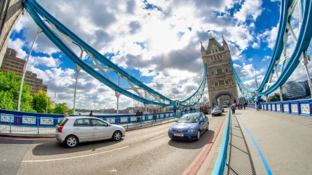 Téléchargez les photos : Londres - Septembre 2012 : Le Tower Bridge est une attraction touristique célèbre. - en image libre de droit