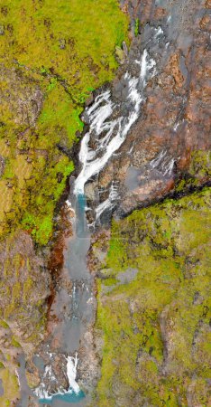 Téléchargez les photos : Vue aérienne de la belle cascade de Stjornafoss par un jour de pluie humide. - en image libre de droit