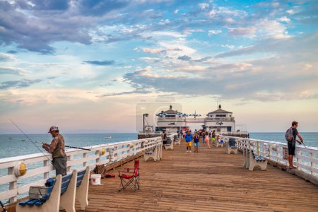 Téléchargez les photos : Malibu, CA - Le 1er août 2017 : Malibu Fishing Pier au coucher du soleil, CA. - en image libre de droit