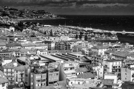 Téléchargez les photos : Une terrasse par un après-midi nuageux avec une vue complète sur Sanremo, Italie. - en image libre de droit
