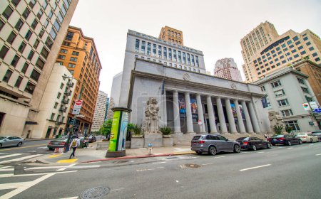 Téléchargez les photos : San Francisco, CA - 6 août 2017 : Rues et bâtiments de la ville par une journée brumeuse. - en image libre de droit