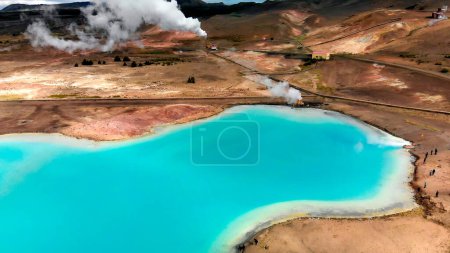 Téléchargez les photos : Vue aérienne du lac Bleu à partir de l'eau provenant de la centrale géothermique d'en haut, Islande. - en image libre de droit