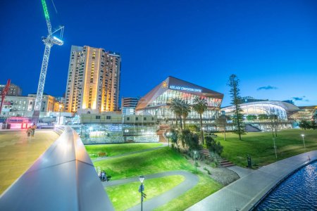 Foto de Adelaide, Australia - 15 de septiembre de 2018: Adelaide Convention Centre y Elder Park por la noche. - Imagen libre de derechos