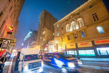 Foto de San Francisco, Estados Unidos - 4 de agosto de 2017: Calles y edificios de la ciudad por la noche. - Imagen libre de derechos