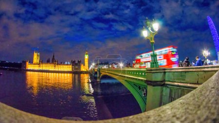 Téléchargez les photos : Westminster Bridge and Palace la nuit à Londres. - en image libre de droit