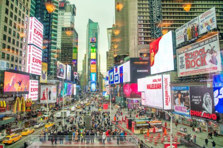 Foto de Ciudad de Nueva York - 30 de noviembre de 2018: Turistas en Times Square por la mañana. - Imagen libre de derechos