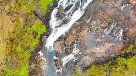 Foto de Vista aérea de la hermosa cascada de Stjornarfoss en un día lluvioso húmedo. - Imagen libre de derechos