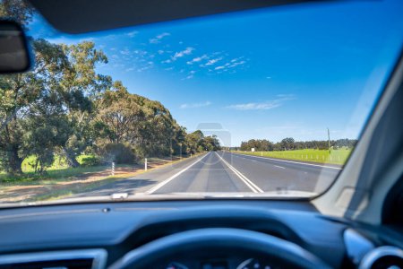 Téléchargez les photos : Conduire le long des routes de l'Australie occidentale. - en image libre de droit