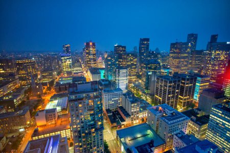 Téléchargez les photos : Skyline aérienne de Vancouver la nuit, Colombie-Britannique, Canada. - en image libre de droit