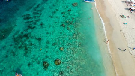 Téléchargez les photos : Vue aérienne imprenable sur la côte de Gili Trawangan par une journée ensoleillée, Indonésie. - en image libre de droit