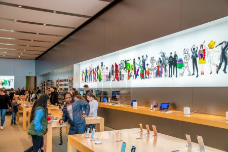 Téléchargez les photos : Adélaïde, Australie - 15 septembre 2018 : Intérieur d'un Apple Store moderne dans le centre-ville. - en image libre de droit