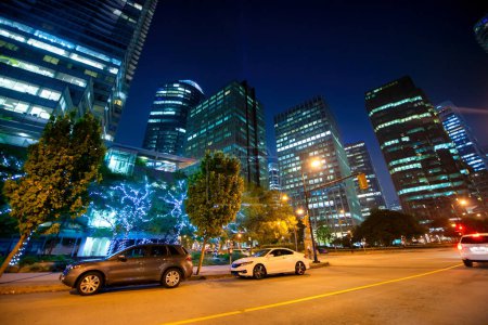 Téléchargez les photos : Vue de nuit des rues de la ville le long du port, Vancouver. - en image libre de droit