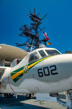 Téléchargez les photos : San Diego - 30 juillet 2017 : L'USS Midway est un porte-avions de la marine américaine. - en image libre de droit
