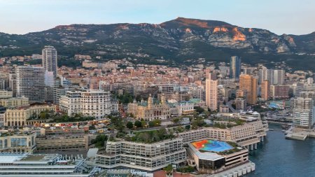 Foto de Montecarlo. Vista aérea del horizonte de Mónaco al atardecer. - Imagen libre de derechos