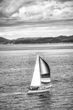 Téléchargez les photos : Voilier le long du littoral de l'île de Vancouver, Canada. - en image libre de droit