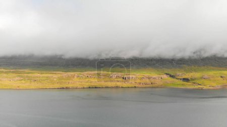 Téléchargez les photos : Vue aérienne de Seydisfjordur, une petite ville près des fjords au nord-est de l'Islande. - en image libre de droit