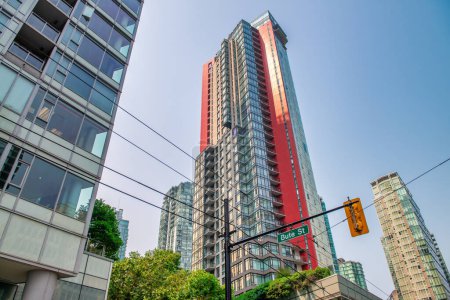 Foto de Vancouver, Canadá - 9 de agosto de 2017: Edificios de Vancouver en un día soleado. - Imagen libre de derechos
